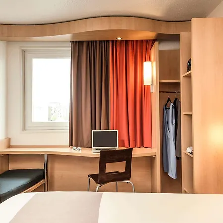 Ibis Paris Porte De 3*