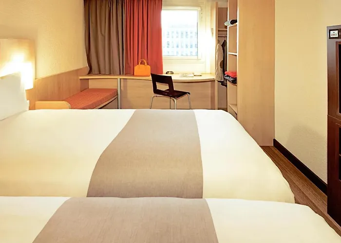 Ibis Paris Porte De 3*